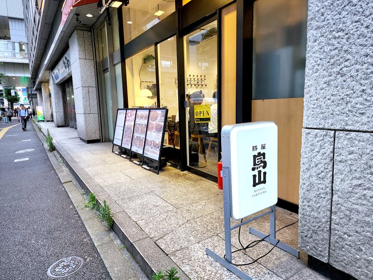 ビルの外側に面した出入り口。ビル内からも出入りできる。