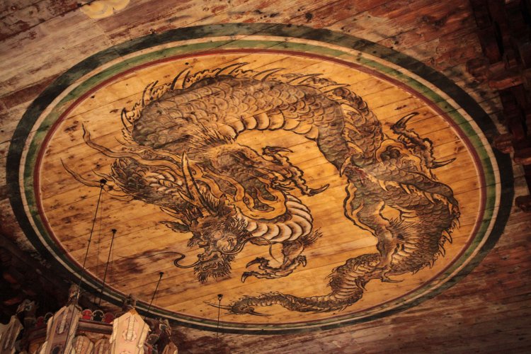 法堂にある狩野光信筆『蟠龍図（ばんりゅうず）』は、どこにいてもにらまれているよう。音が反響するため「鳴き龍」ともいう。