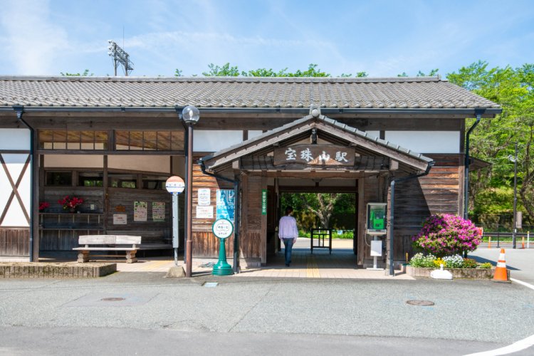 趣ある宝珠山駅の旧駅舎は、大分県と福岡県の県境に位置。かつてホームがあった場所にBRT駅が設置されている。