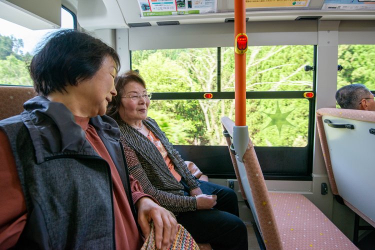 鮮やかな深緑が続く車窓に、乗客の会話も弾む。