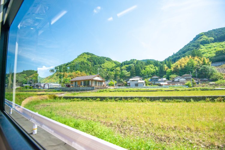 車窓にはのどかな里山の風景が広がる。