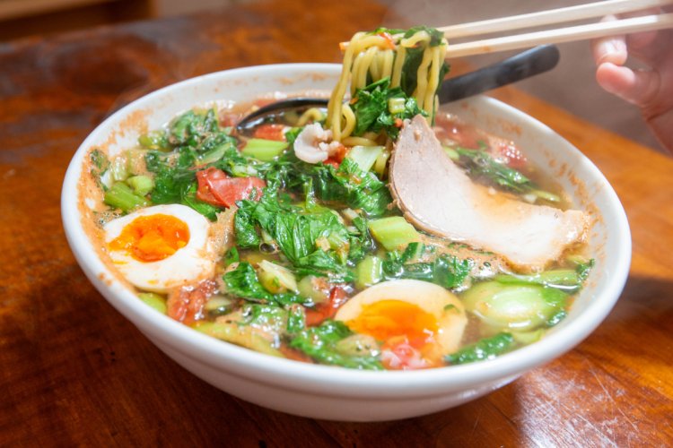 プノンペンラーメン900円。太い縮れ麺にエスニック風のスープがほどよく絡む。