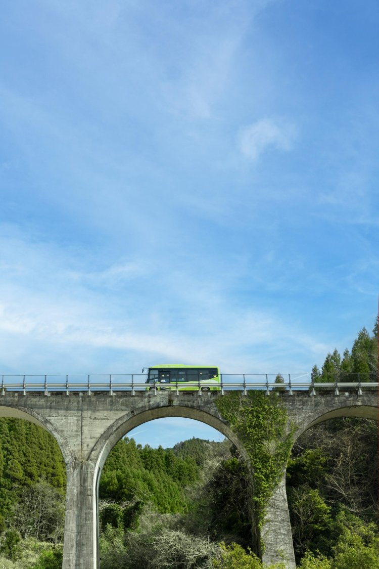 筑前岩屋～深倉間の宝珠山橋梁（眼鏡橋）を通過するBRT専用バス。昭和13年（1938）に架設された5連アーチ橋で、国の近代土木遺産に認定されている（写真＝JR九州）。