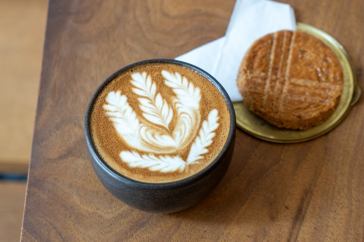 カフェラテは680円。ガレットブルトンヌは国立の『Vivant（ヴィヴァン）』から仕入れていて350円。