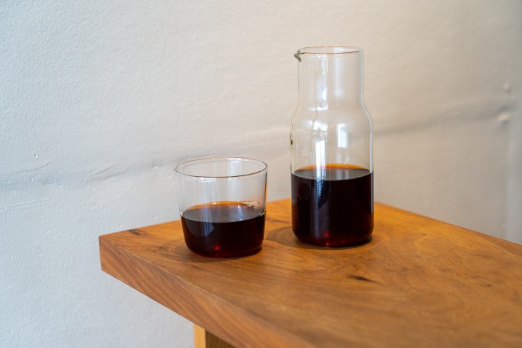 フィルタードリップは650円〜。ガラスのカップに注いで飲むと、まるで日本酒のとっくりとおちょこのよう。