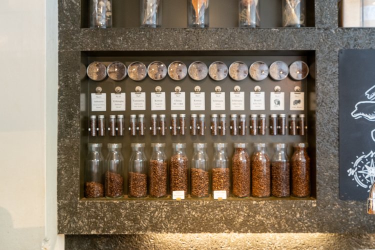 中国産など珍しいコーヒー豆も。100g 1000円〜。