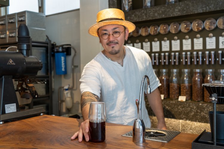 口調の柔らかな吉田一毅さん。趣味は三味線とカメラとのこと。