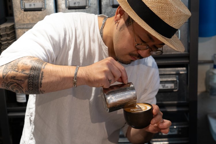 カップ内の対流を都度見極めて作るラテアートはもはやマジックにしか見えない。