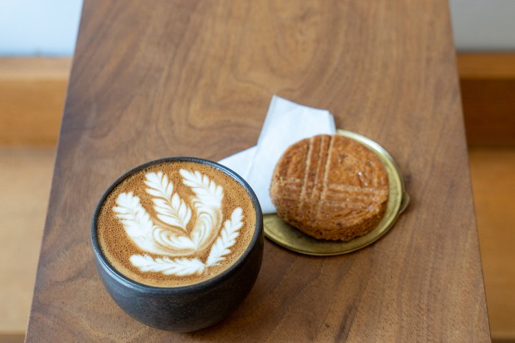 カフェラテは680円。ガレットブルトンヌは国立の『Vivant（ヴィヴァン）』から仕入れていて350円。