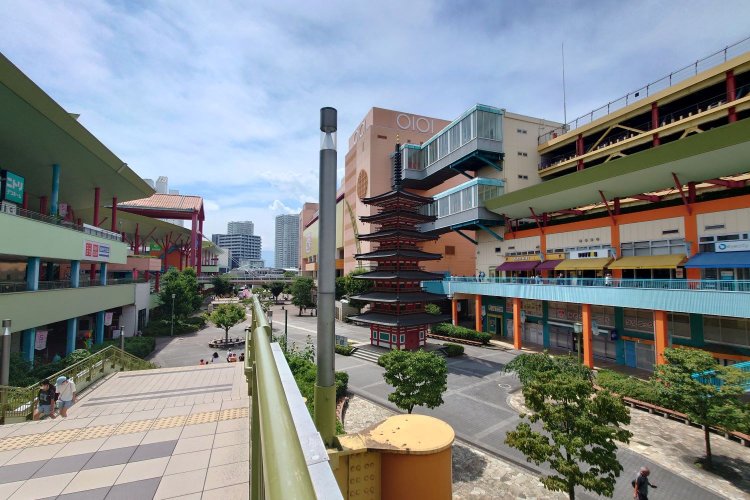 テーマパークのようにカラフルな「ビナウォーク」（撮影＝武田憲人）。