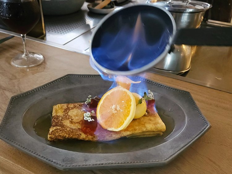 餅粉の鉄板クレープシュゼット1700円。