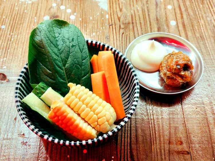 旬の野菜を盛り合わせた朝どれ野菜スティック。マヨネーズとネギ辛味噌は混ぜるのがおすすめ。