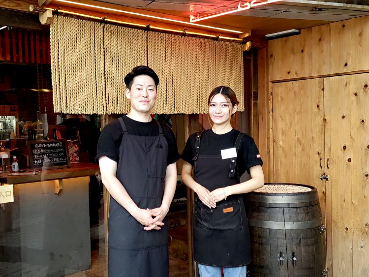 お客さんとのコミュニケーションを大事にしている店長の上野翔さん（左）と、スタッフの島津さん（右）。