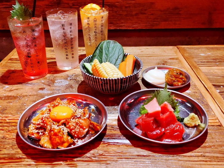 フードには肉、魚、野菜がそろっている。その日の気分やお酒に合わせてチョイスしたい。