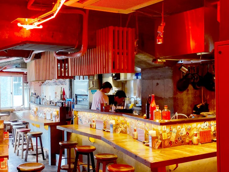 2階にはカウンター席とテーブル席があり、キッチンに面した席なら調理の様子を間近で見られる。