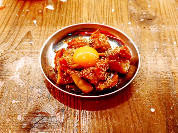 いちばん人気のメニュー・名物ホルモンミックス焼き（ハーフ）。甘辛いタレは白米が食べたくなる味わい。