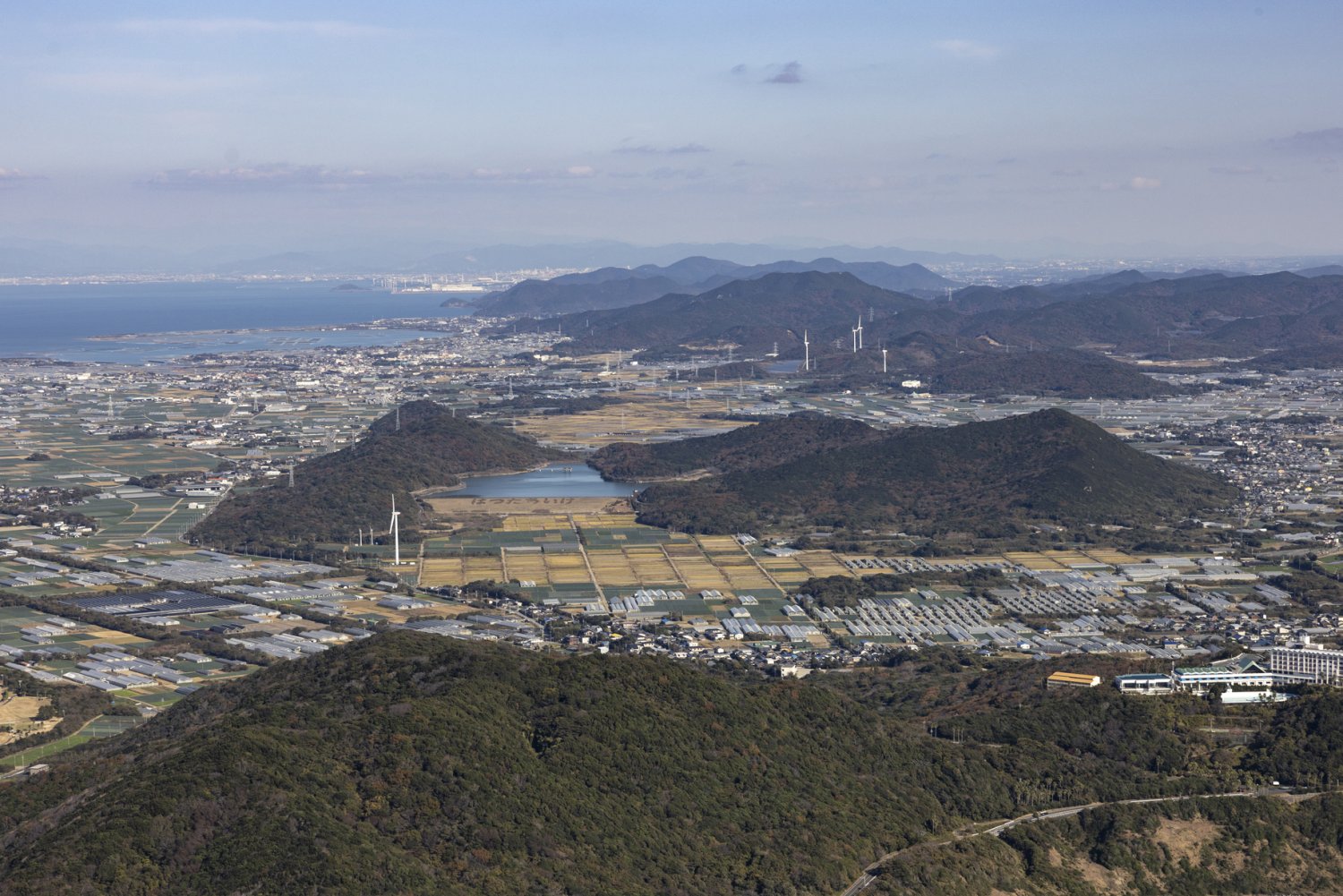 北東を向くと豊橋方面の工場地帯も見えた。