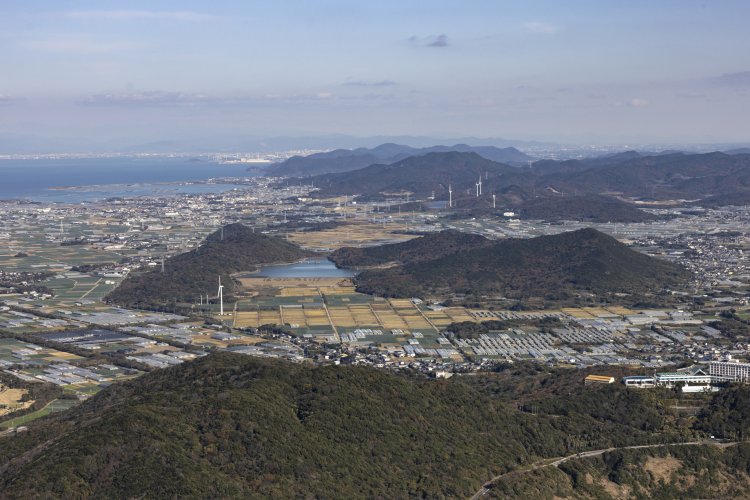 北東を向くと豊橋方面の工場地帯も見えた。