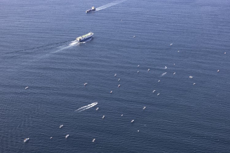 伊良湖水道には多くの船舶が行き来する。漁船と比べると、貨物船の大きさがよくわかる。