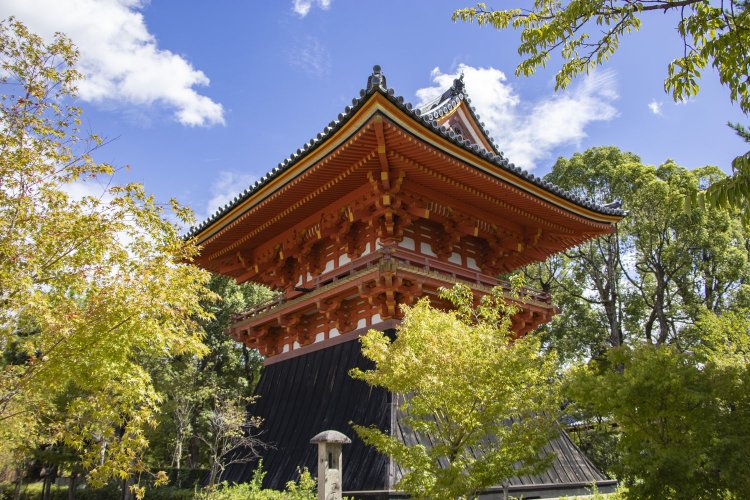 梵鐘が外から見えない造りの鐘楼。