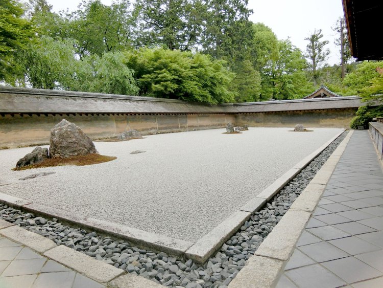 方丈庭園は石を島に見立て、白砂で線を描いて水の流れを表現しているとも。