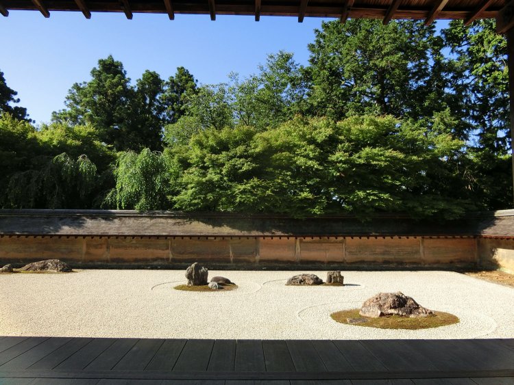 一幅の絵のような静けさを感じる石庭。