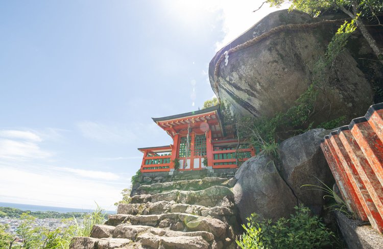 上／熊野本宮大社。神門の向こうに社殿が見える。下／熊野速玉大社の摂社・神倉神社。熊野の神々が降り立ったといわれている、ゴトビキ岩がご神体（撮影＝森本真弘）。