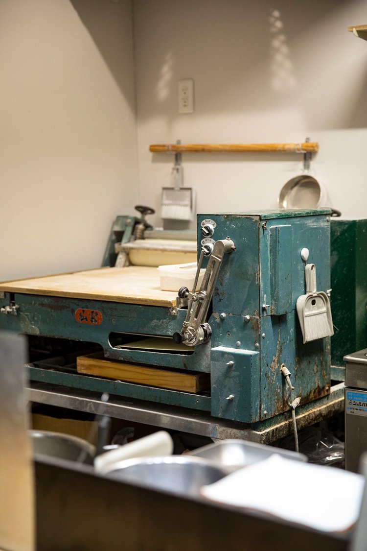 厨房に置かれた製麺機。