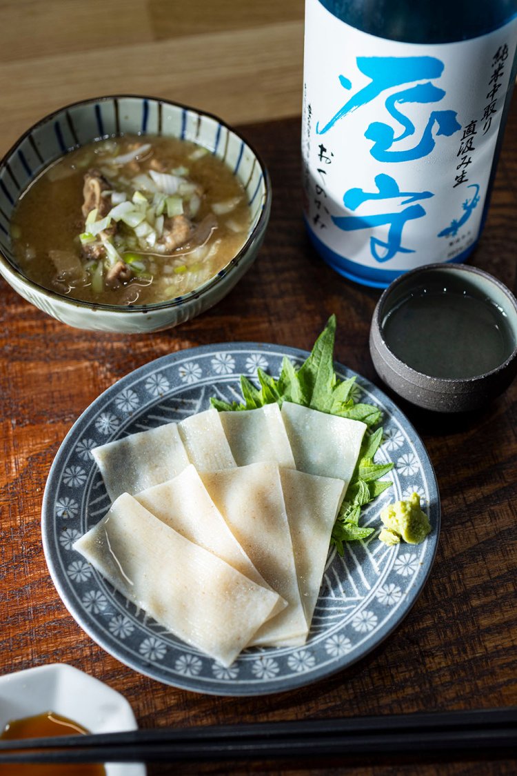 ひやむぎの刺身、すじもつ煮各500円、季節の日本酒600円～。つまみもひやむぎも堪能できるコース2450円（夜は3450円）も用意。