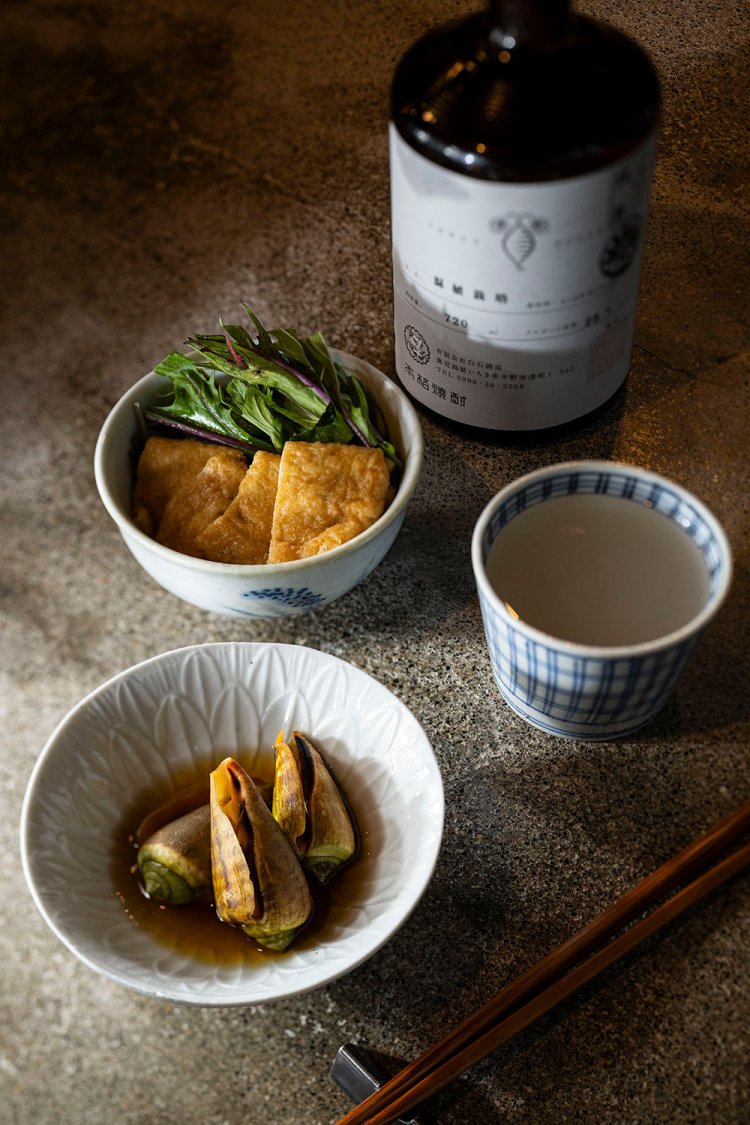 旬の酒肴やトッピングにつゆをかけた「抜き」で飲むのも至福。奥は『小野田豆腐店』のお揚げ200円。焼酎は蕎麦湯割り700円～も可。