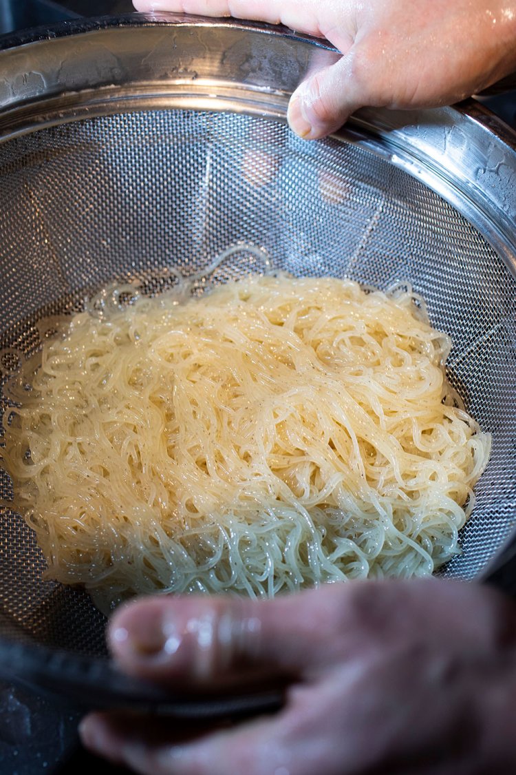 麺が膨らむ瞬間に湯から取り出し、締めるのも弾力を生む重要ポイント。