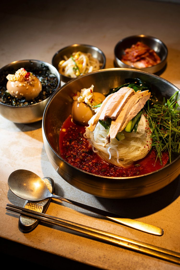 チョジャンやヤンニンジャンを絡めて食べるピビン冷麺 極1760円（ランチセット）。