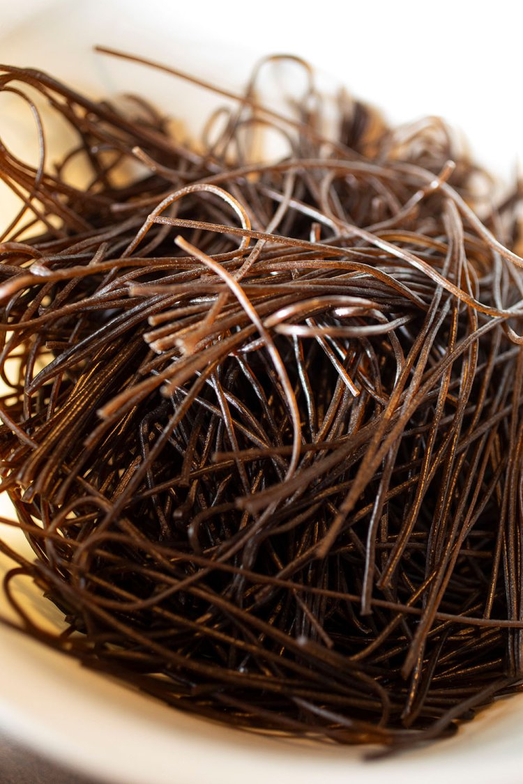 クズ粉、ソバ粉、小麦粉をブレンドした特注半生麺を韓国から直送。