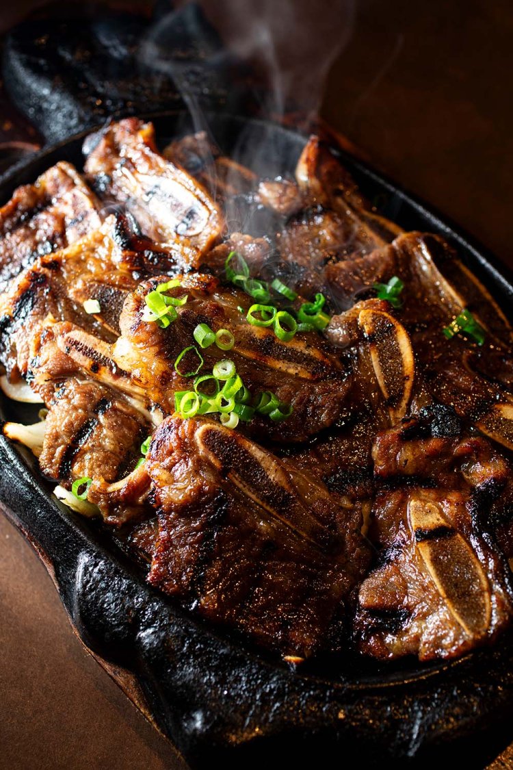 LAカルビ1名分2200円（写真は2名分）。フルーティーな甘めのタレにハワイを感じる。