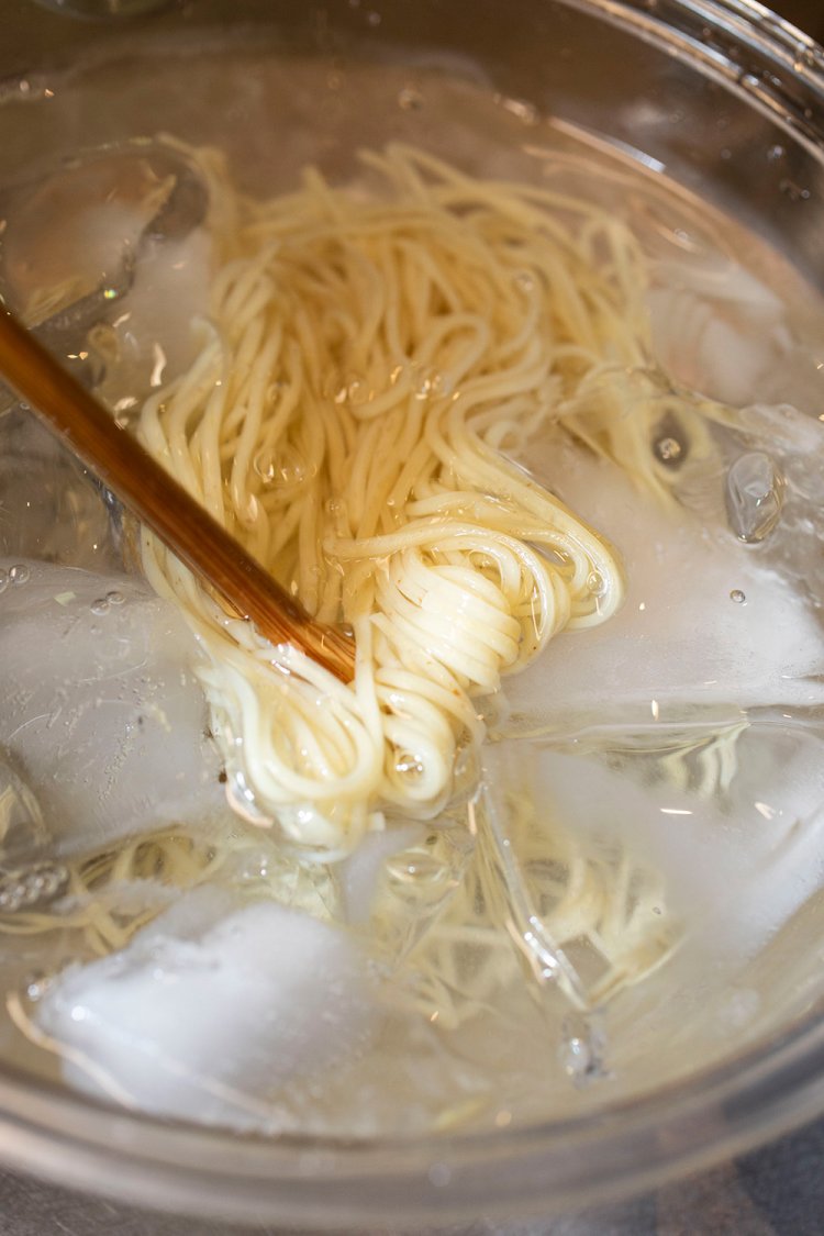 コシが強い稲庭中華そば。