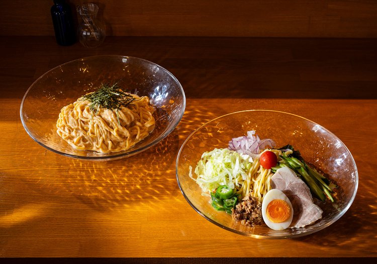 うにクリーム1300円（左）、ブラックビネガー1000円。