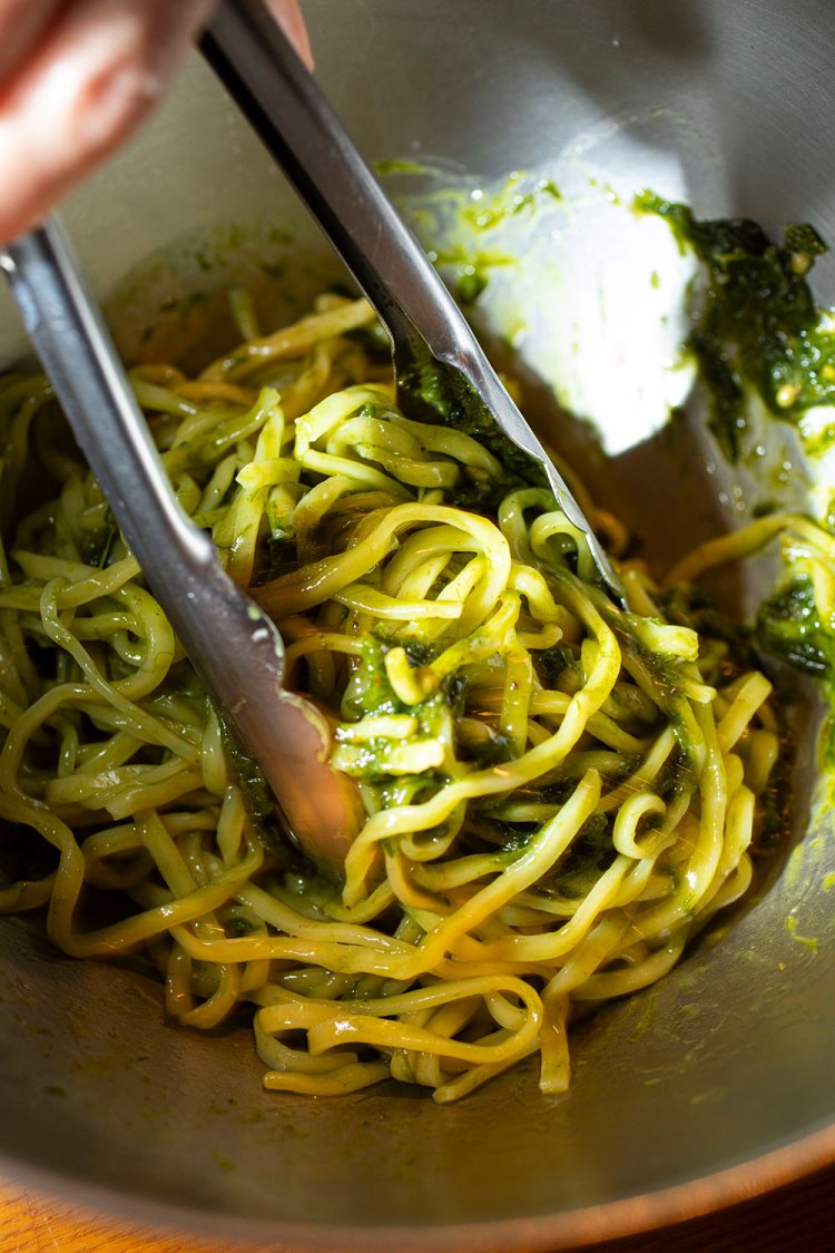 ニラベースにホワジャオの痺れを効かせたグリーンソース1000円。喜多方ラーメンをイメージした中太麺を特注。