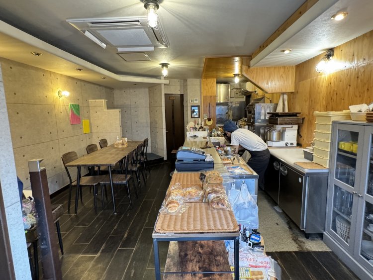 午後の時間帯には、ほとんどのパンが売り切れる。