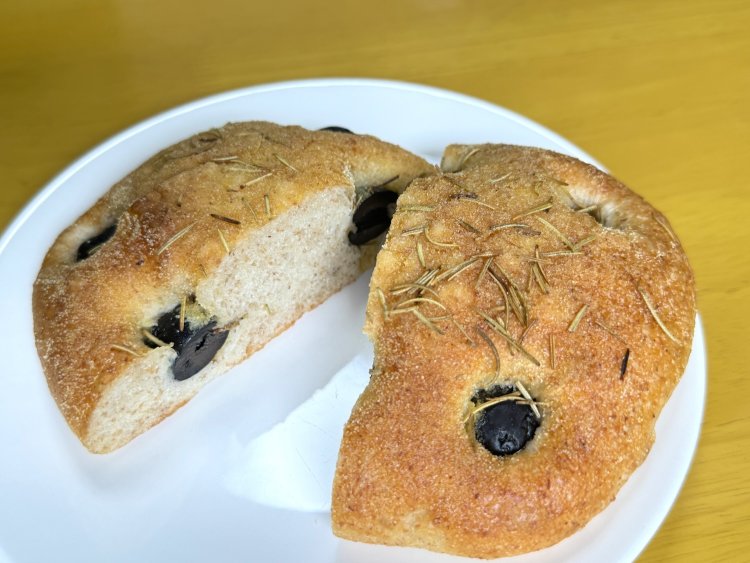 フォカッチャは320円。上にのったローズマリーがいい仕事をしています。