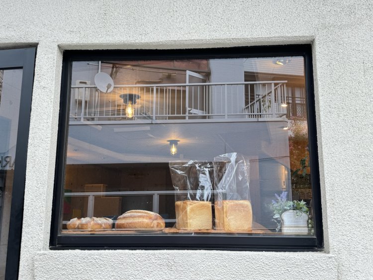 窓に並べられたパンがベーカリーであることをアピール。
