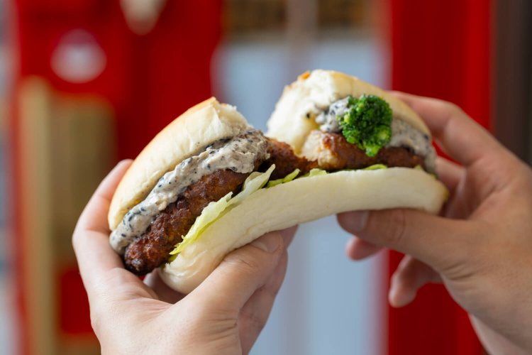 ご覧ください！　しっとりもちもちの、この生地を！