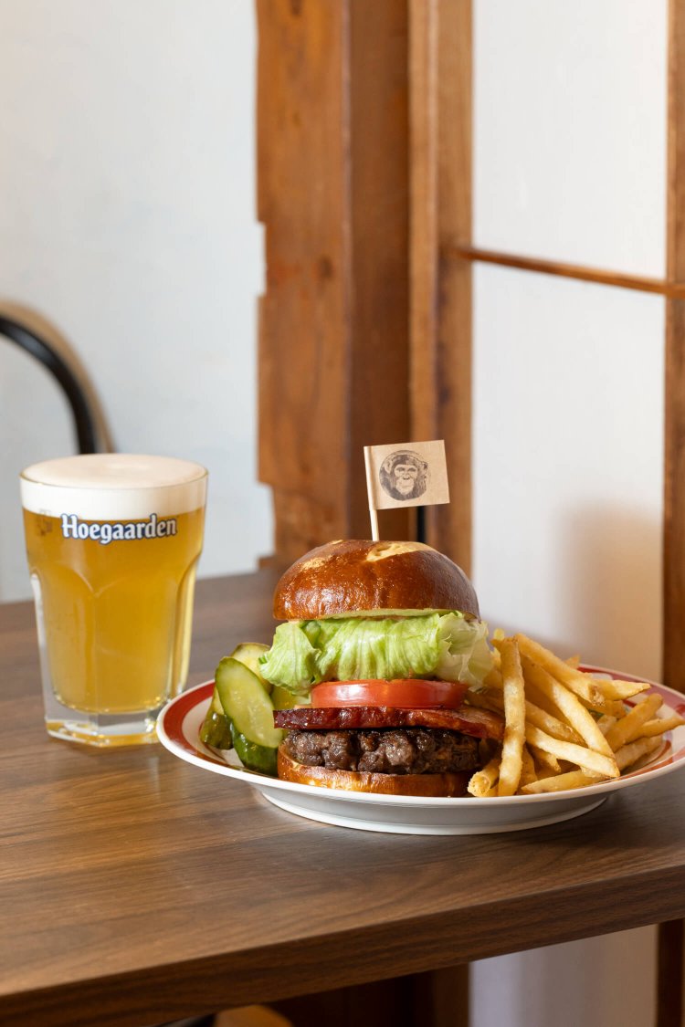 Yono Rバーガー1780円。ヒューガルデン生780円。