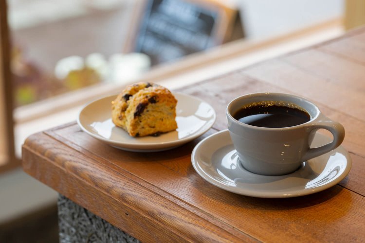 ハンドドリップ500円、チョコチップスコーン320円。