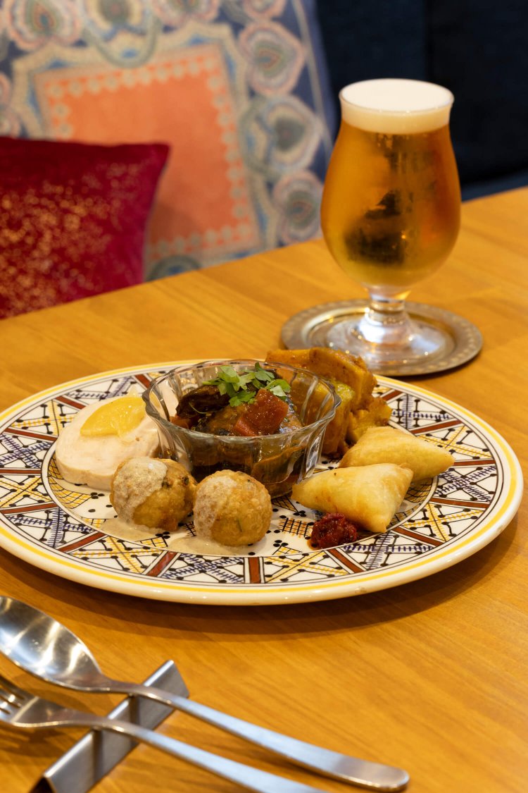 『ホップとリップ』の、モロッコ前菜プレート1430円。クラフトビールは660円～。