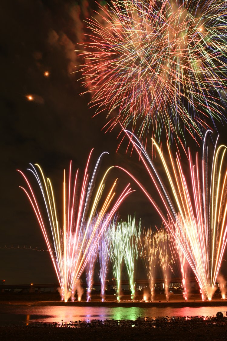 川面に写る色鮮やかな花火が艶やか。