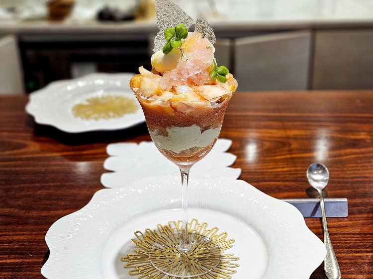 すももももももなカプレーゼパフェ2420円。