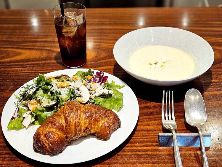 ランチメニュー クロワッサンセット1320円（アイスコーヒー 単品660円、セット440円）。