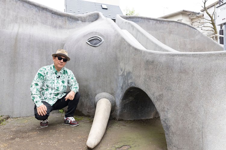 【ピエール瀧が行く ファンキー！公園】神楽坂のあかぎ児童遊園（新宿区）で巨大なゾウのすべり台にハマるの巻
