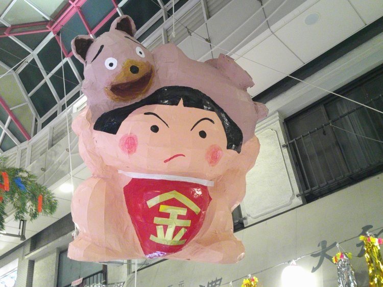 クマを担ぐ金太郎の張りぼては2023年の作品。