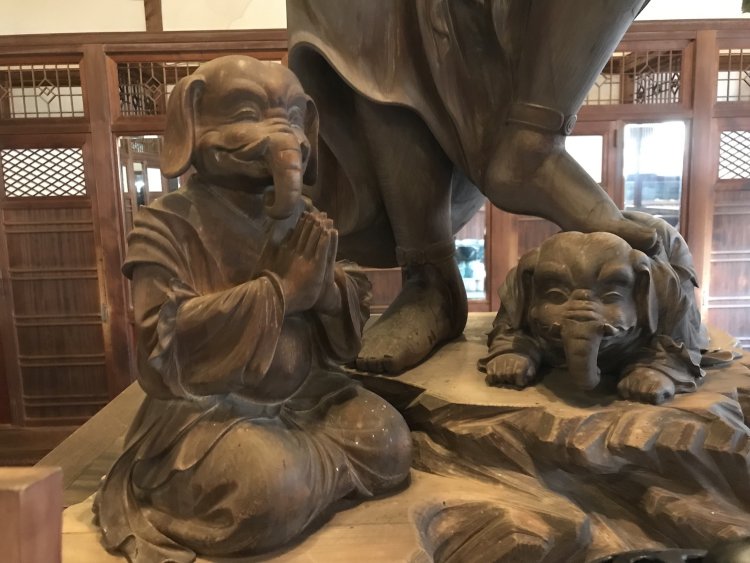 歓喜天は踏まれているのにどこかうれしそう？